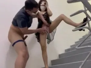 Hai bà xã gã chồng nện trên cầu thang cực phê
