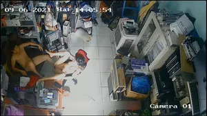 Vợ yêu gã chồng nện nhau trong của hàng máy tính