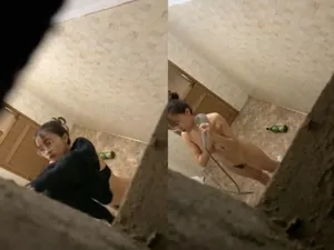 Quay lén cô bạn gái vú ngon tắm, khe cô bé chảy nước ròng ròng
