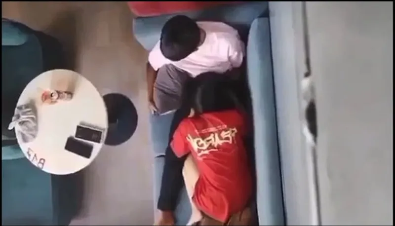 Quay lén em người yêu mút bú cho bạn gái nơi công cộng