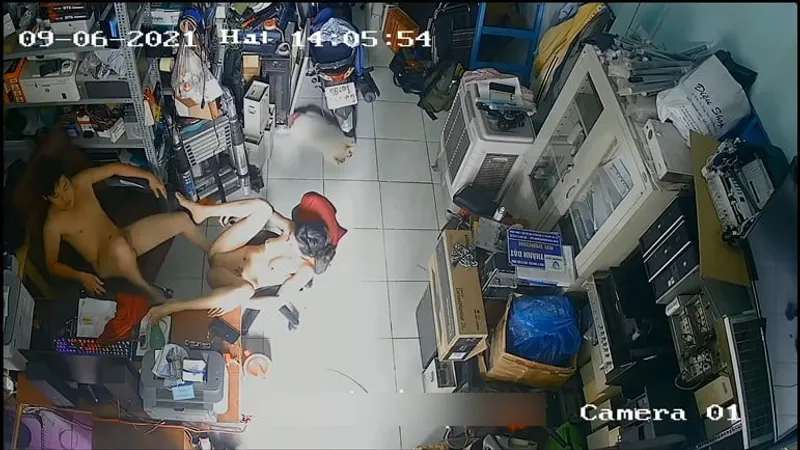 Vợ yêu gã chồng nện nhau trong của hàng máy tính